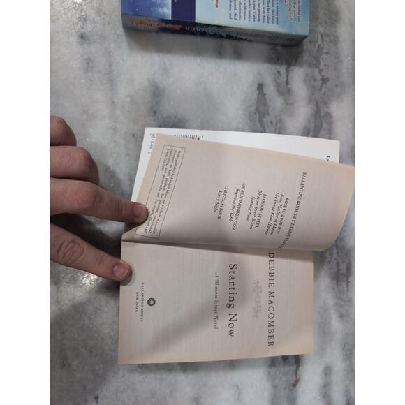 Debbie Macomber Paperback Novel Bundle: Starry Night & Starting Now - Picture 8 of 9